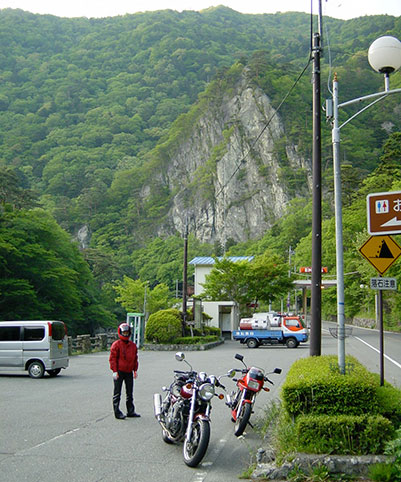 E엧